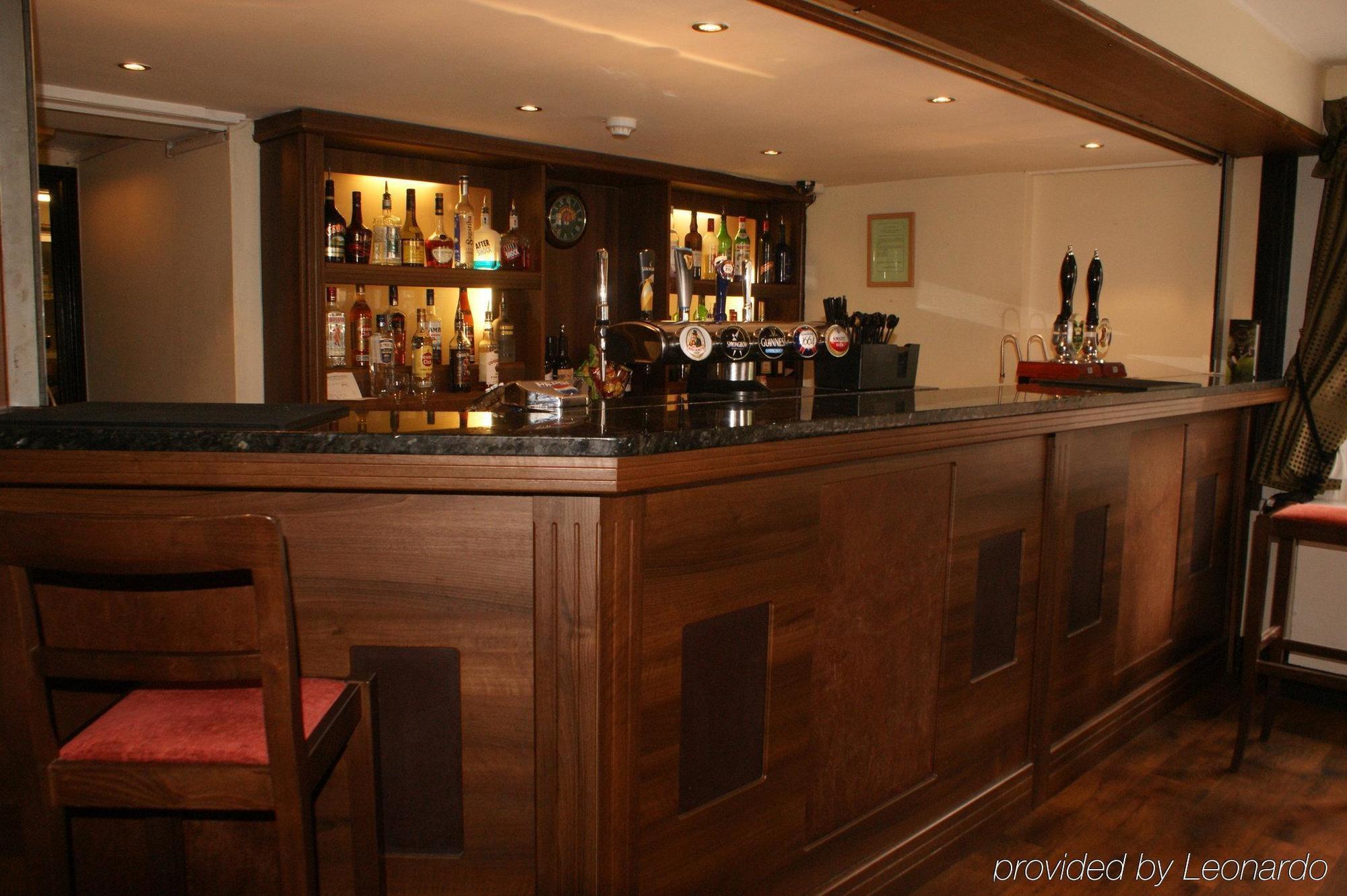The White Horse Hotel Hertingfordbury Ресторант снимка